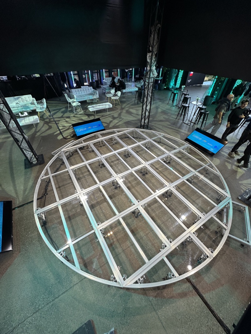 Escenario circular acrílico 5 metros en montaje