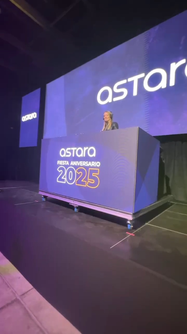 DJ booth móvil con ruedas Stage Pro en fiesta Astara